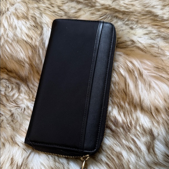 Tumi Black Leather Clutch with Gold Detail - Picture 4 of 10